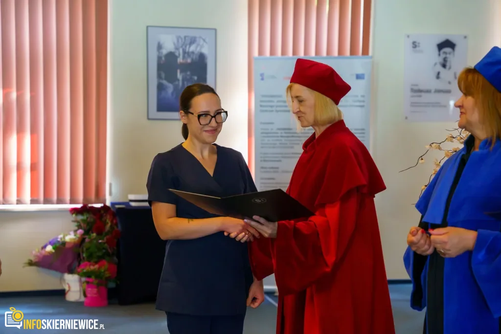 Symboliczne Wejście Do Zawodu. Za Studentami Ans W Skierniewicach Uroczyste Czepkowanie 38