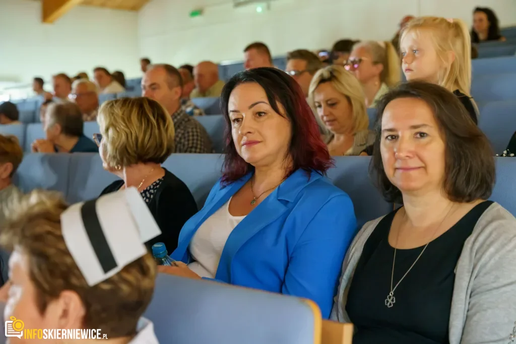 Symboliczne Wejście Do Zawodu. Za Studentami Ans W Skierniewicach Uroczyste Czepkowanie 04