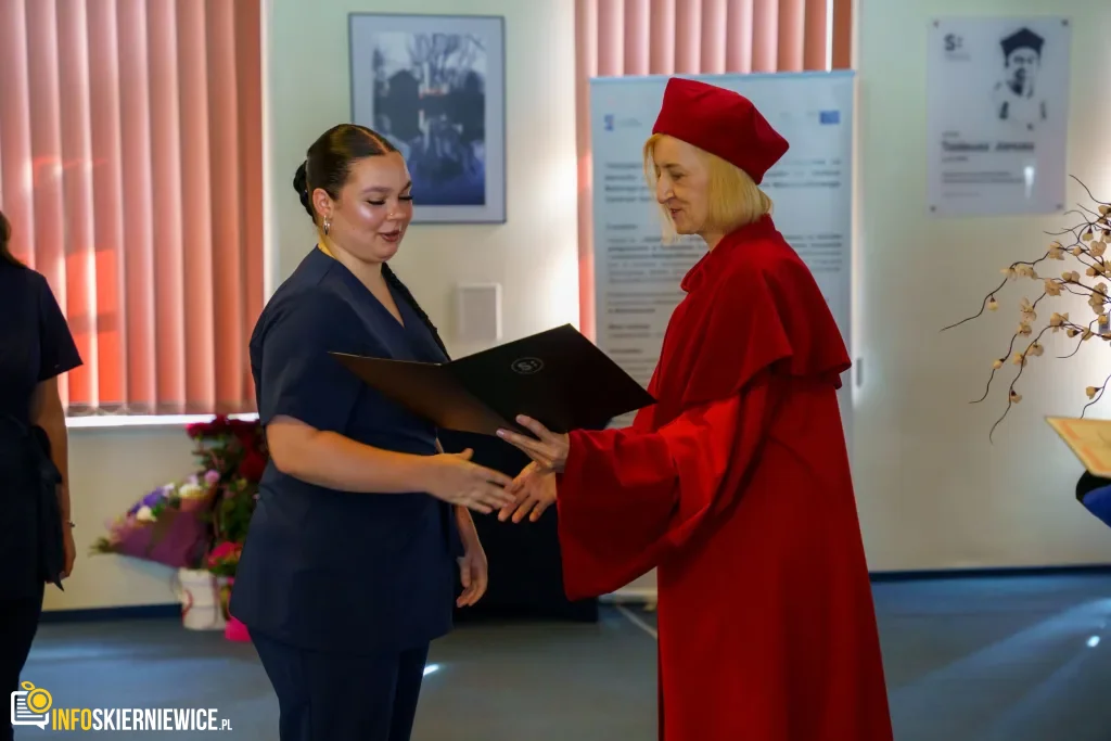 Symboliczne Wejście Do Zawodu. Za Studentami Ans W Skierniewicach Uroczyste Czepkowanie 40