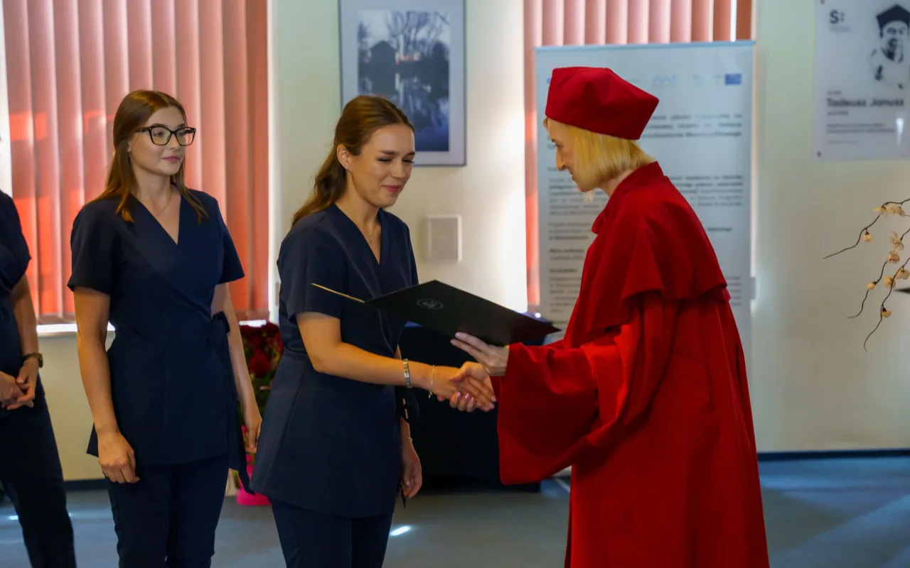 Symboliczne wejście do zawodu. Za studentami ANS w Skierniewicach uroczyste czepkowanie — zdjęcie 41 z 101