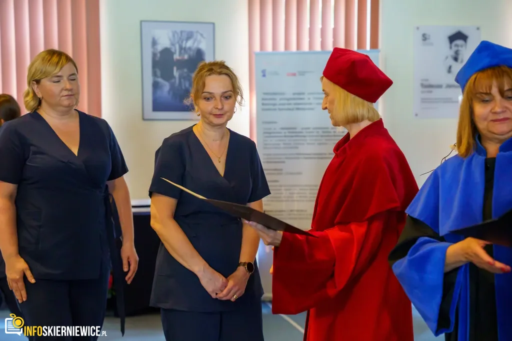 Symboliczne Wejście Do Zawodu. Za Studentami Ans W Skierniewicach Uroczyste Czepkowanie 43