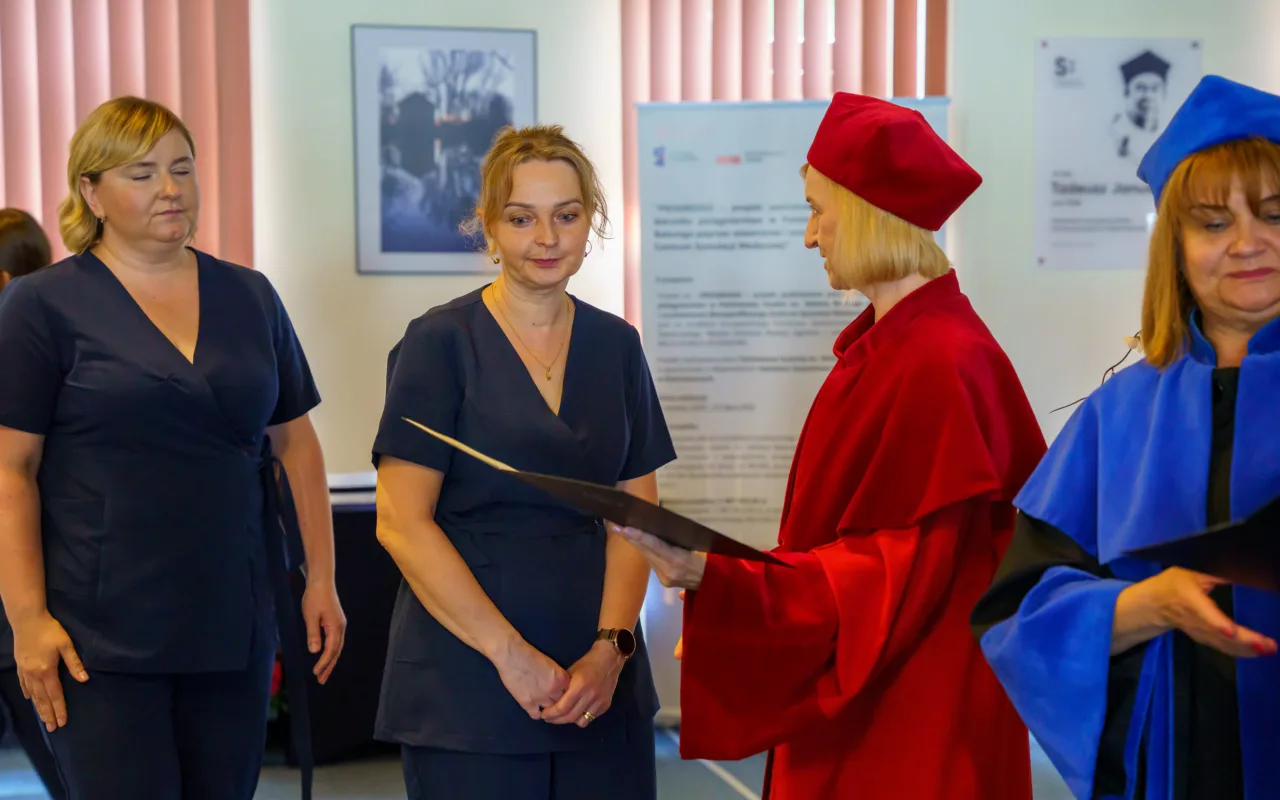 Symboliczne wejście do zawodu. Za studentami ANS w Skierniewicach uroczyste czepkowanie — zdjęcie 43 z 101