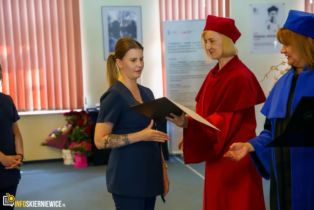 Symboliczne Wejście Do Zawodu. Za Studentami Ans W Skierniewicach Uroczyste Czepkowanie 46