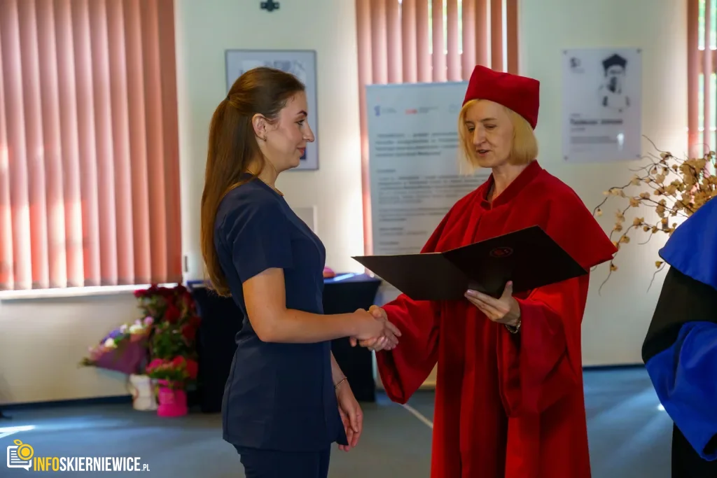 Symboliczne Wejście Do Zawodu. Za Studentami Ans W Skierniewicach Uroczyste Czepkowanie 48