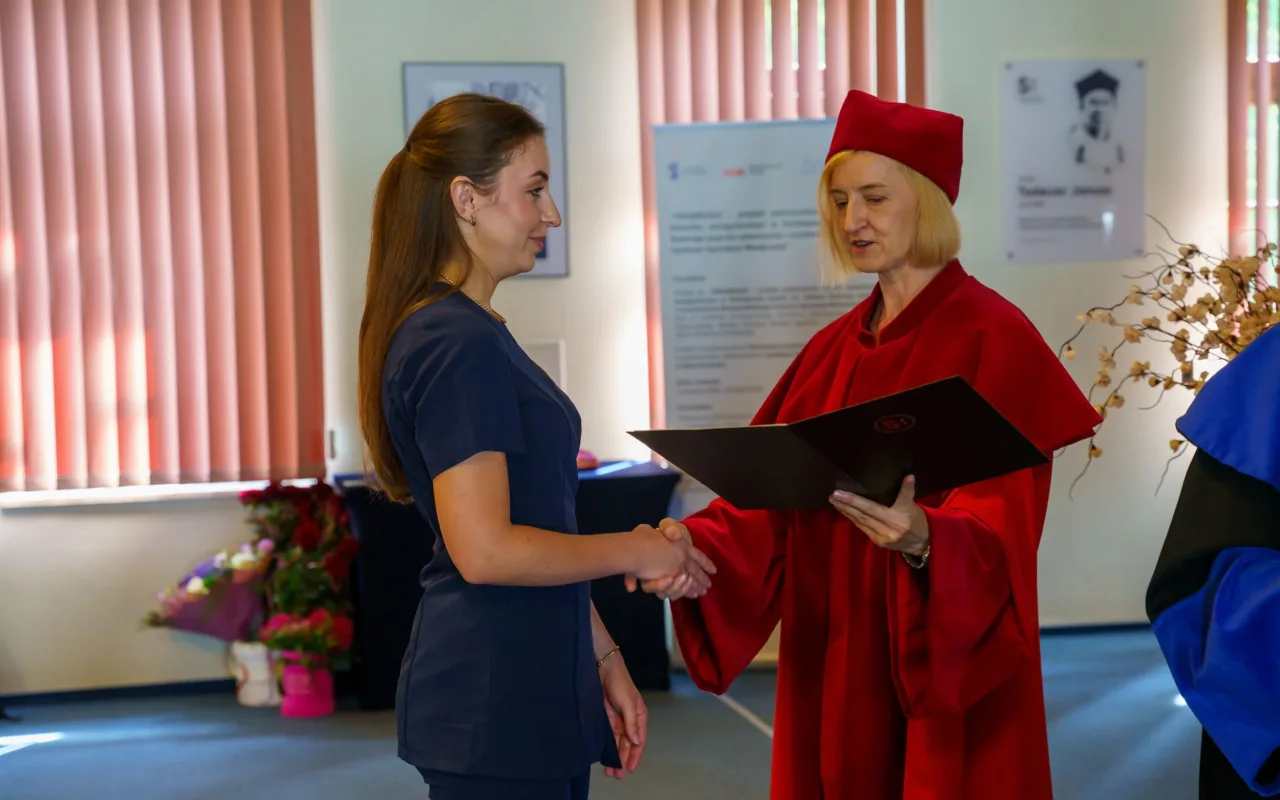 Symboliczne wejście do zawodu. Za studentami ANS w Skierniewicach uroczyste czepkowanie — zdjęcie 48 z 101