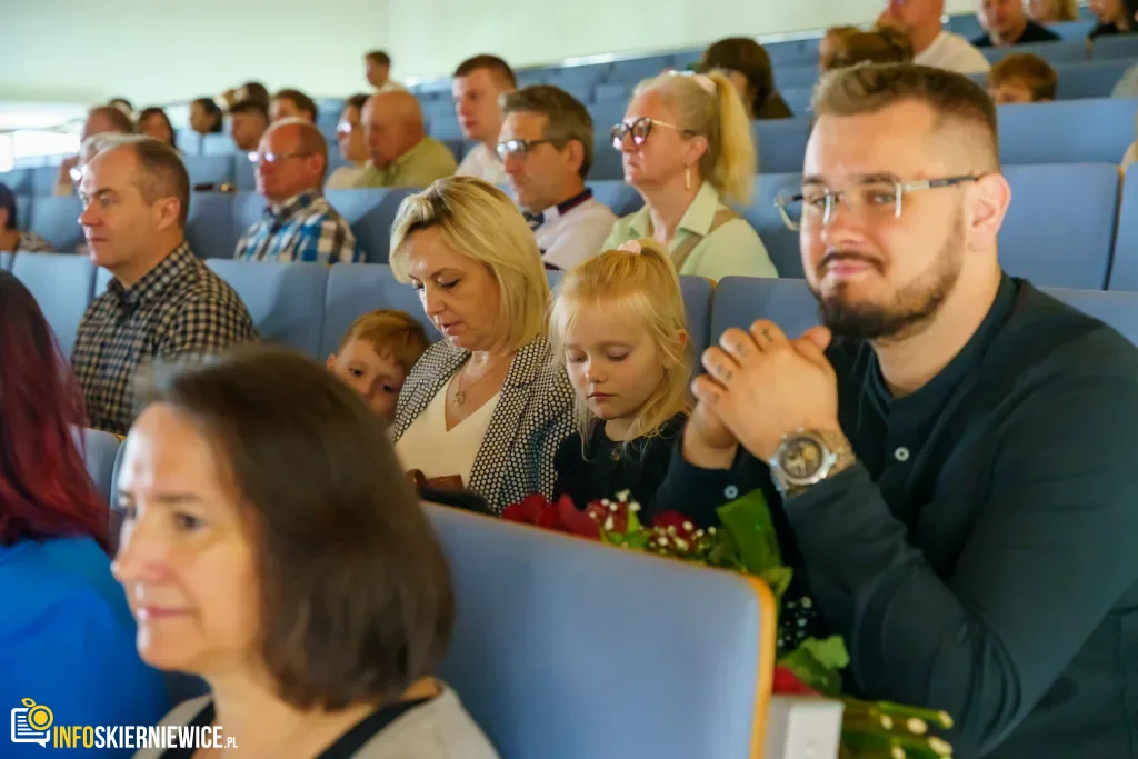 Symboliczne Wejście Do Zawodu. Za Studentami Ans W Skierniewicach Uroczyste Czepkowanie 05