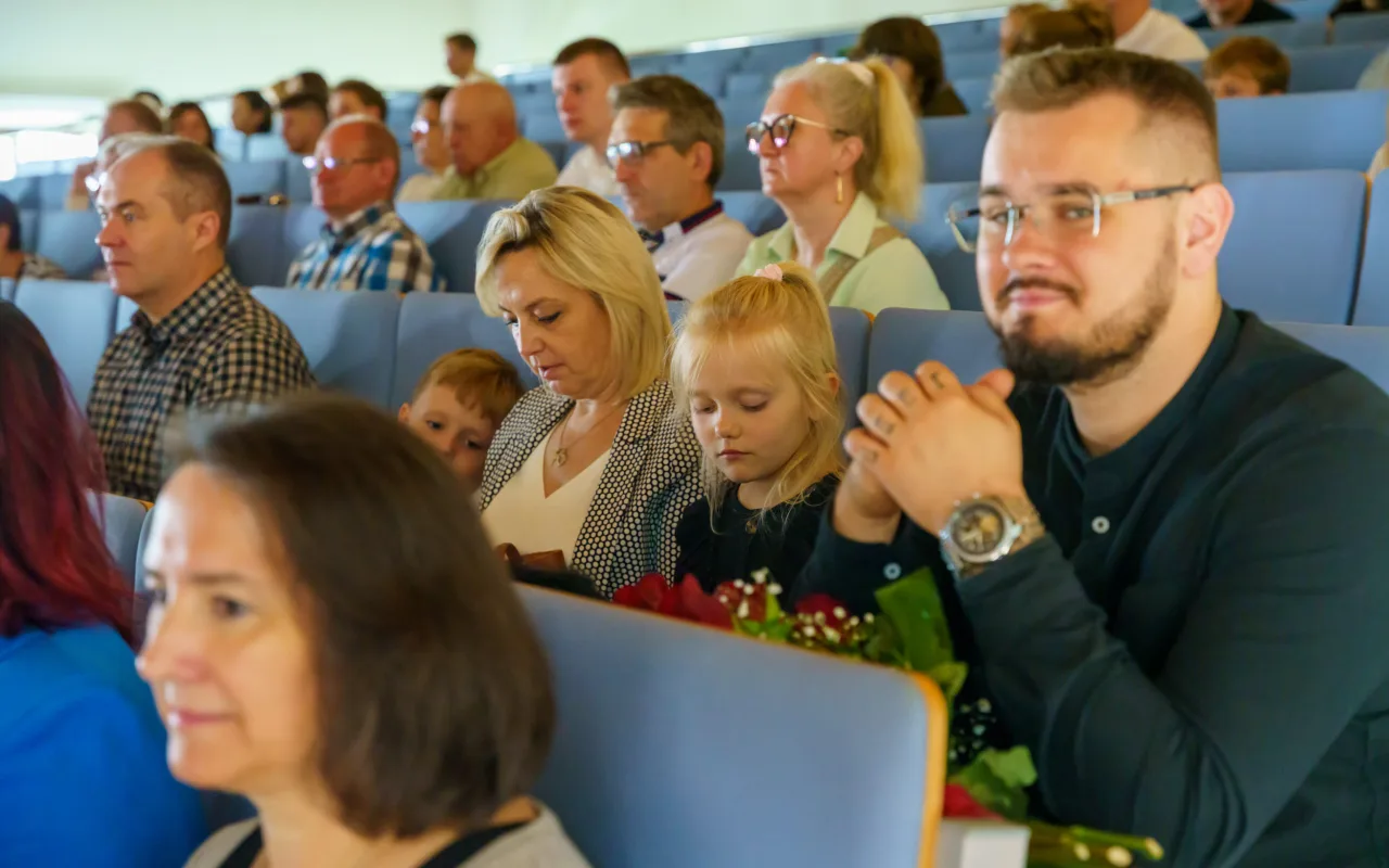 Symboliczne wejście do zawodu. Za studentami ANS w Skierniewicach uroczyste czepkowanie — zdjęcie 5 z 101