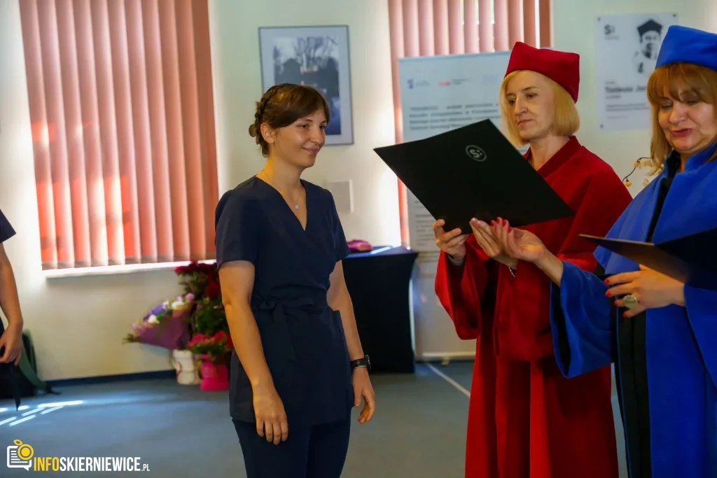 Symboliczne Wejście Do Zawodu. Za Studentami Ans W Skierniewicach Uroczyste Czepkowanie 50