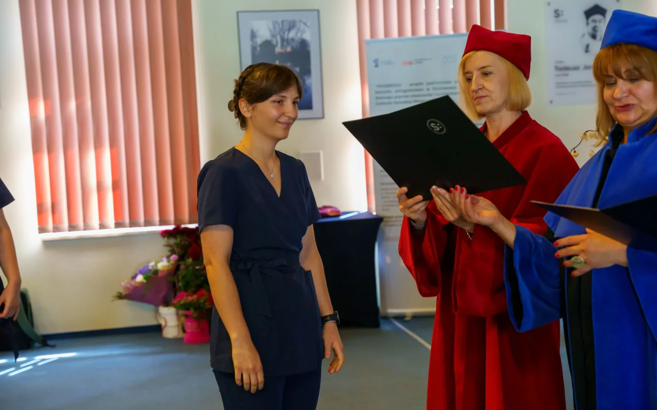 Symboliczne wejście do zawodu. Za studentami ANS w Skierniewicach uroczyste czepkowanie — zdjęcie 50 z 101