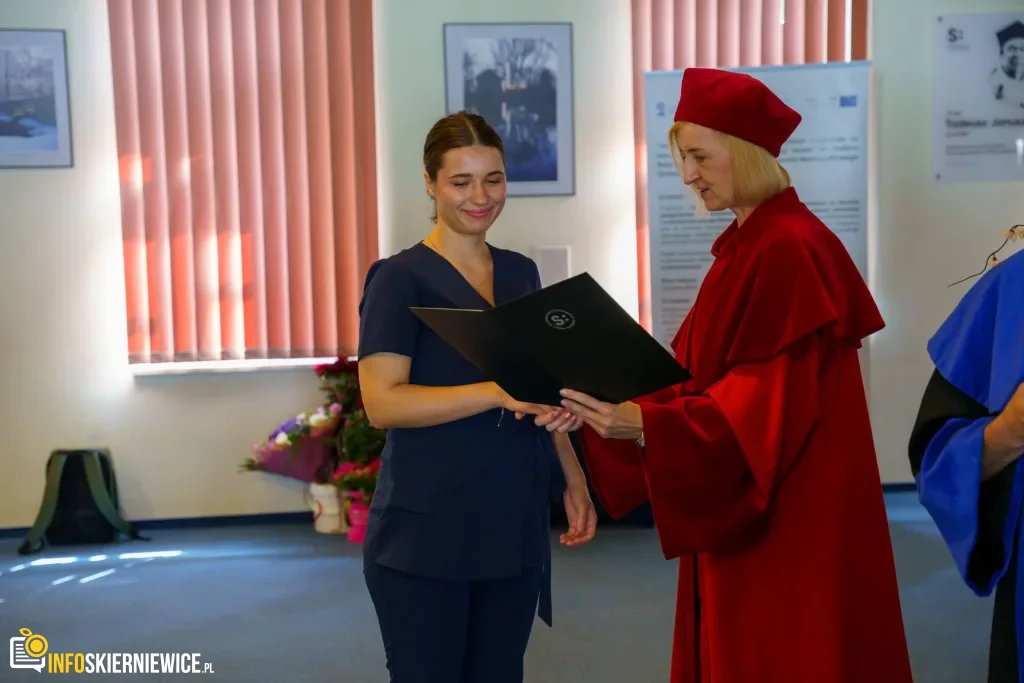 Symboliczne Wejście Do Zawodu. Za Studentami Ans W Skierniewicach Uroczyste Czepkowanie 56