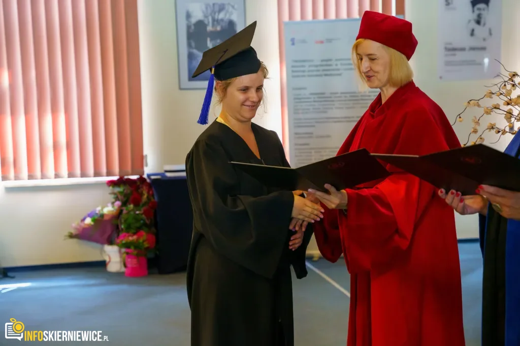 Symboliczne Wejście Do Zawodu. Za Studentami Ans W Skierniewicach Uroczyste Czepkowanie 57