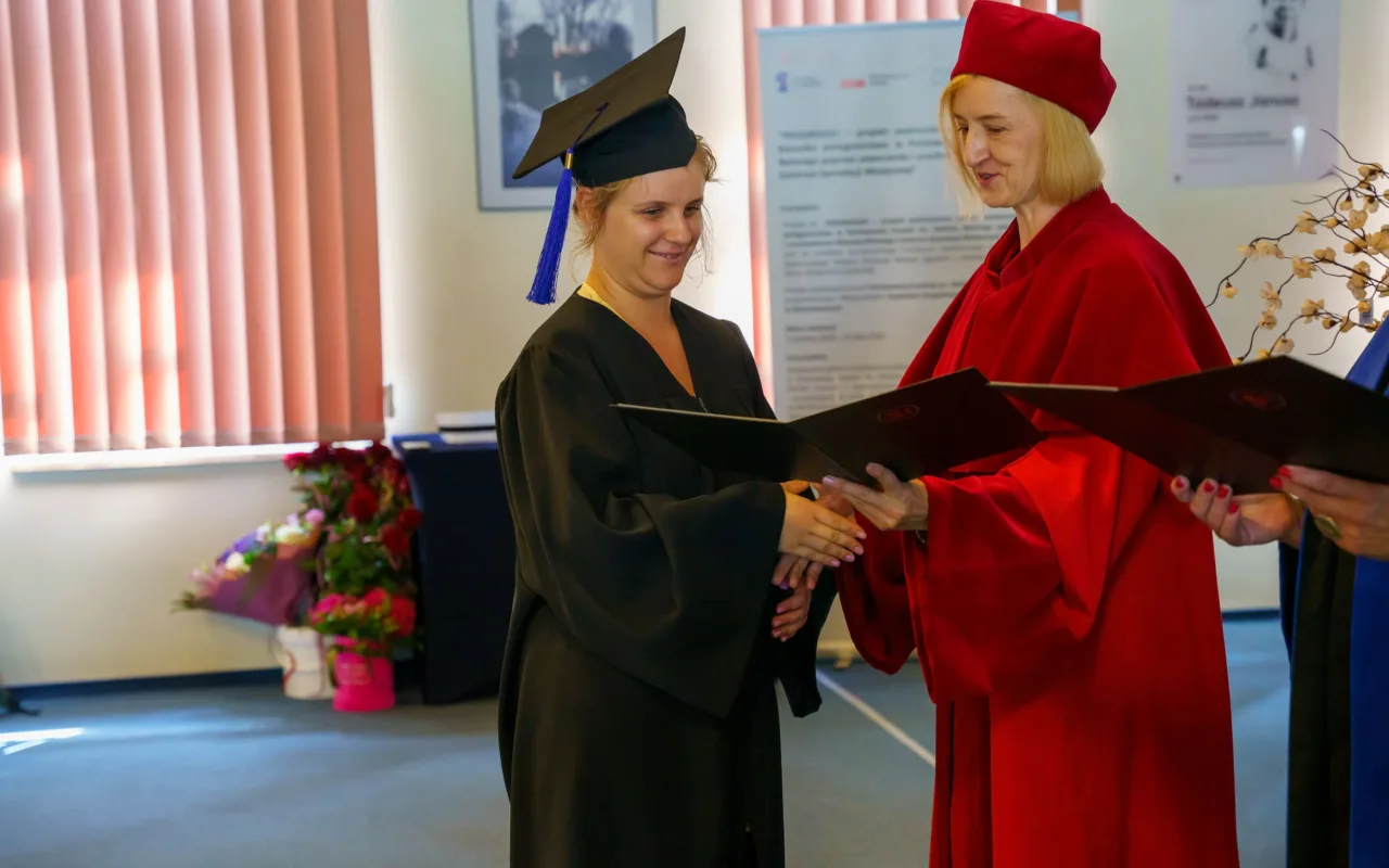 Symboliczne wejście do zawodu. Za studentami ANS w Skierniewicach uroczyste czepkowanie — zdjęcie 57 z 101