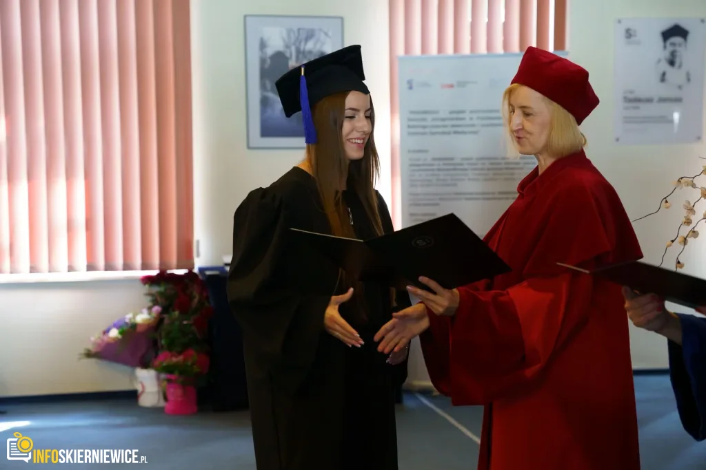 Symboliczne Wejście Do Zawodu. Za Studentami Ans W Skierniewicach Uroczyste Czepkowanie 58