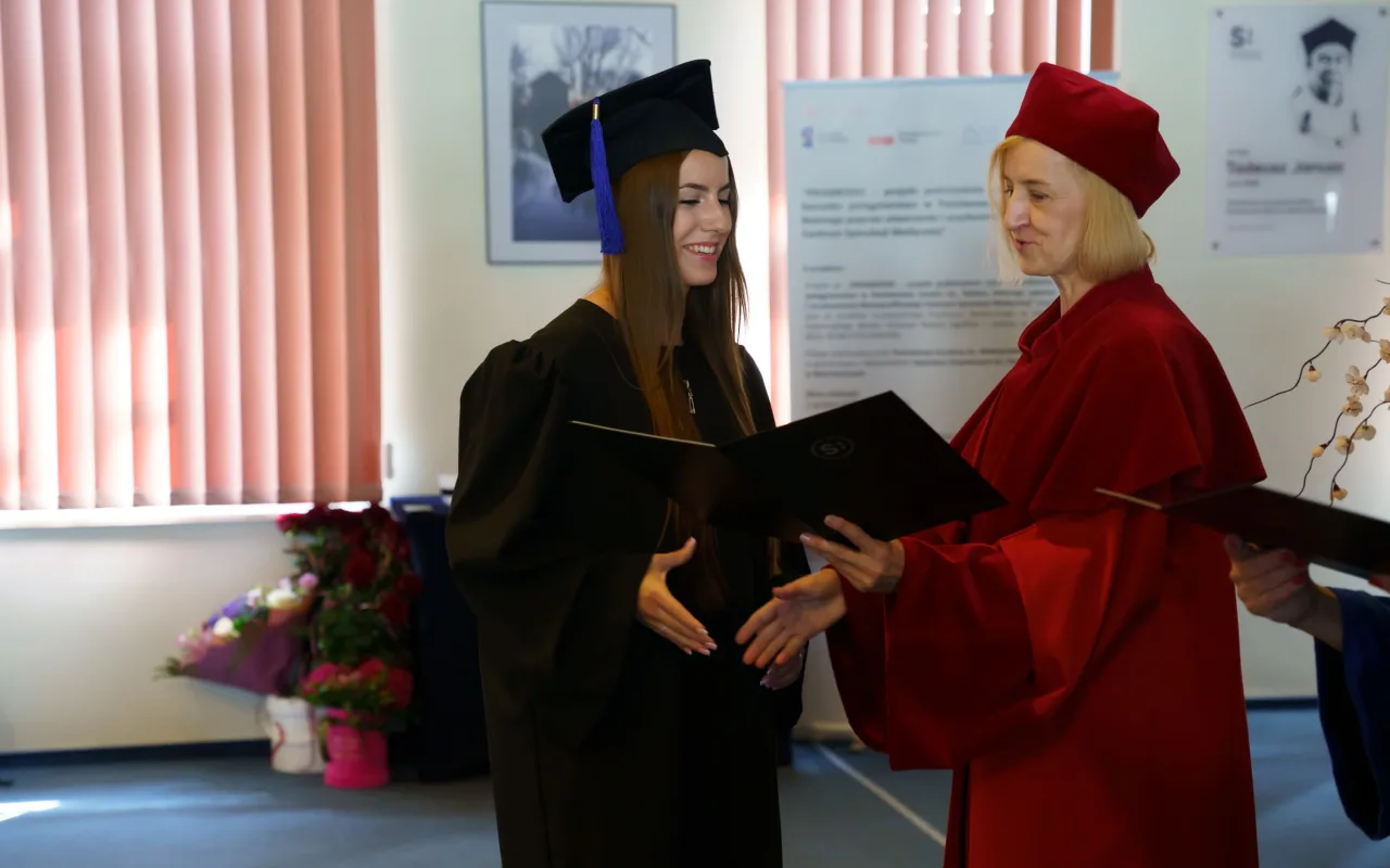 Symboliczne wejście do zawodu. Za studentami ANS w Skierniewicach uroczyste czepkowanie — zdjęcie 58 z 101