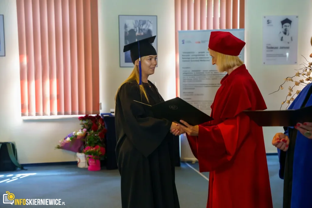 Symboliczne Wejście Do Zawodu. Za Studentami Ans W Skierniewicach Uroczyste Czepkowanie 59