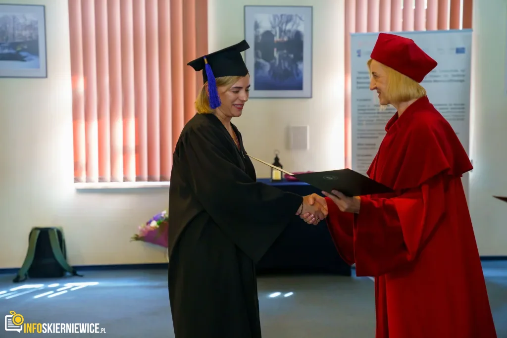 Symboliczne Wejście Do Zawodu. Za Studentami Ans W Skierniewicach Uroczyste Czepkowanie 60
