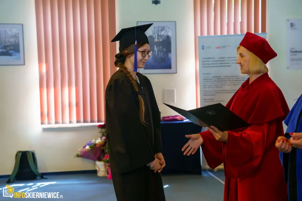 Symboliczne Wejście Do Zawodu. Za Studentami Ans W Skierniewicach Uroczyste Czepkowanie 61