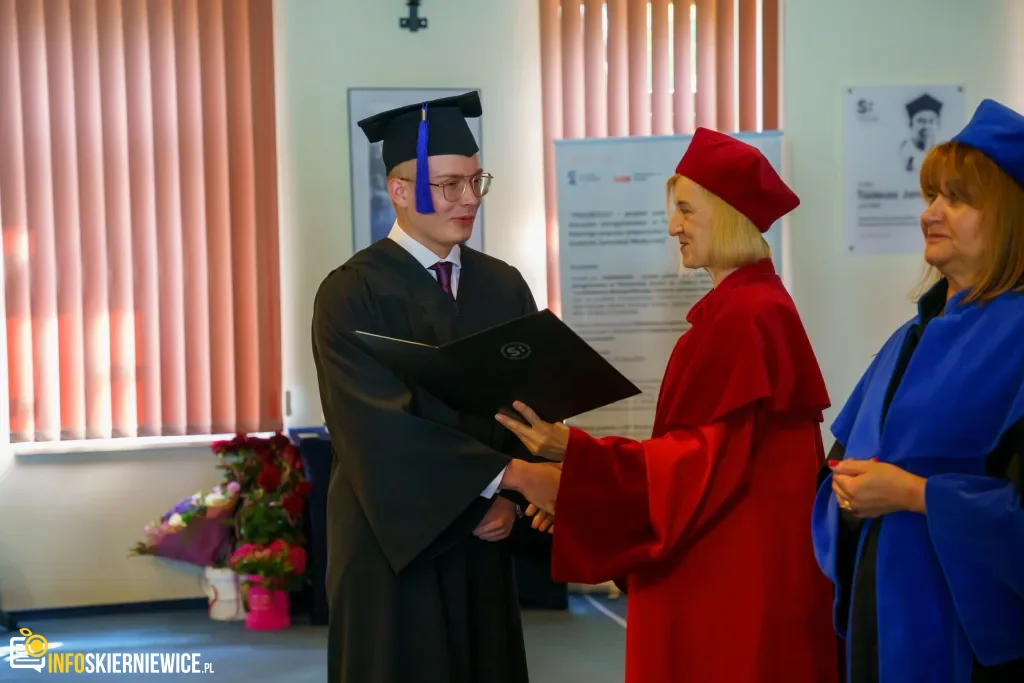Symboliczne Wejście Do Zawodu. Za Studentami Ans W Skierniewicach Uroczyste Czepkowanie 63