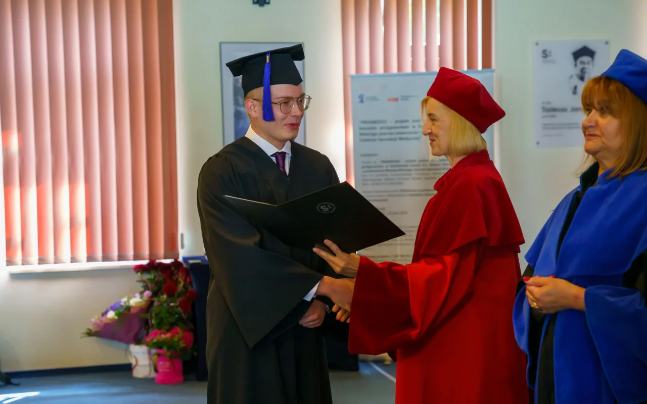 Symboliczne wejście do zawodu. Za studentami ANS w Skierniewicach uroczyste czepkowanie — zdjęcie 63 z 101