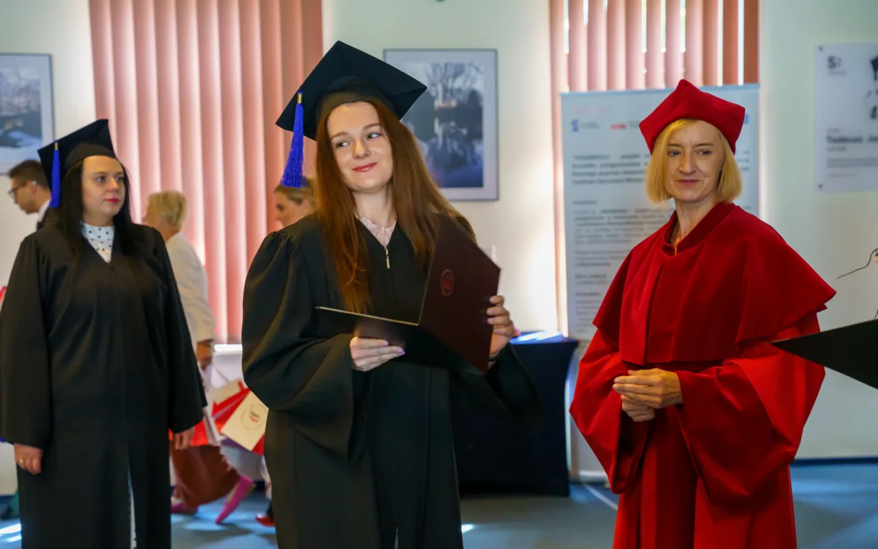 Symboliczne wejście do zawodu. Za studentami ANS w Skierniewicach uroczyste czepkowanie — zdjęcie 64 z 101