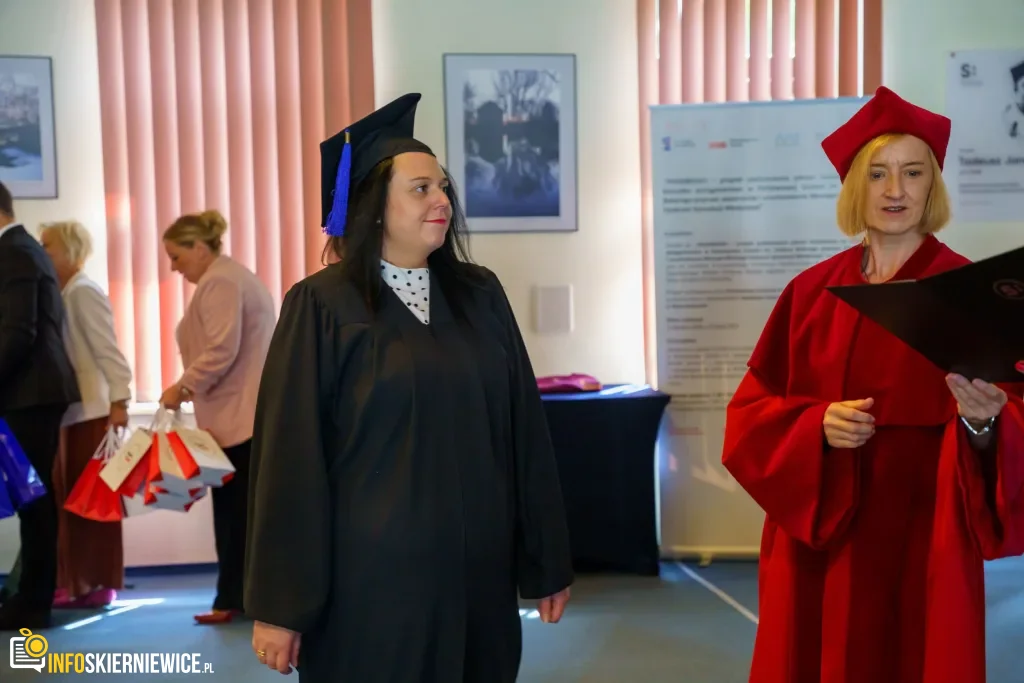 Symboliczne Wejście Do Zawodu. Za Studentami Ans W Skierniewicach Uroczyste Czepkowanie 65