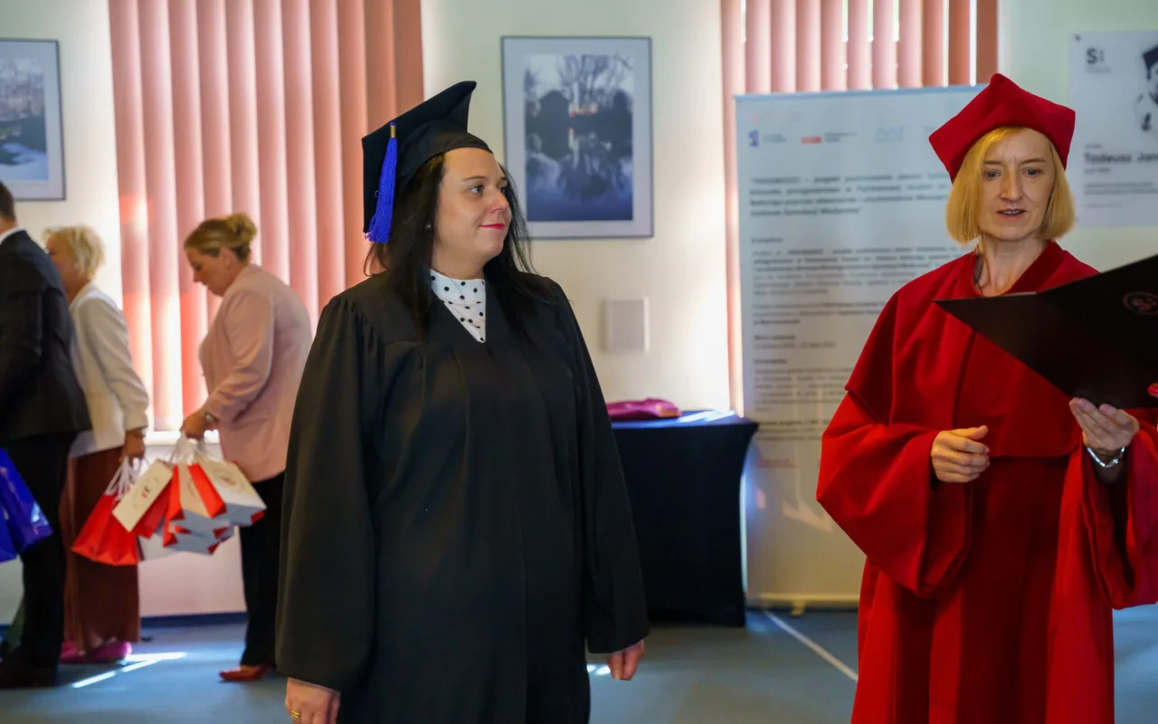 Symboliczne wejście do zawodu. Za studentami ANS w Skierniewicach uroczyste czepkowanie — zdjęcie 65 z 101