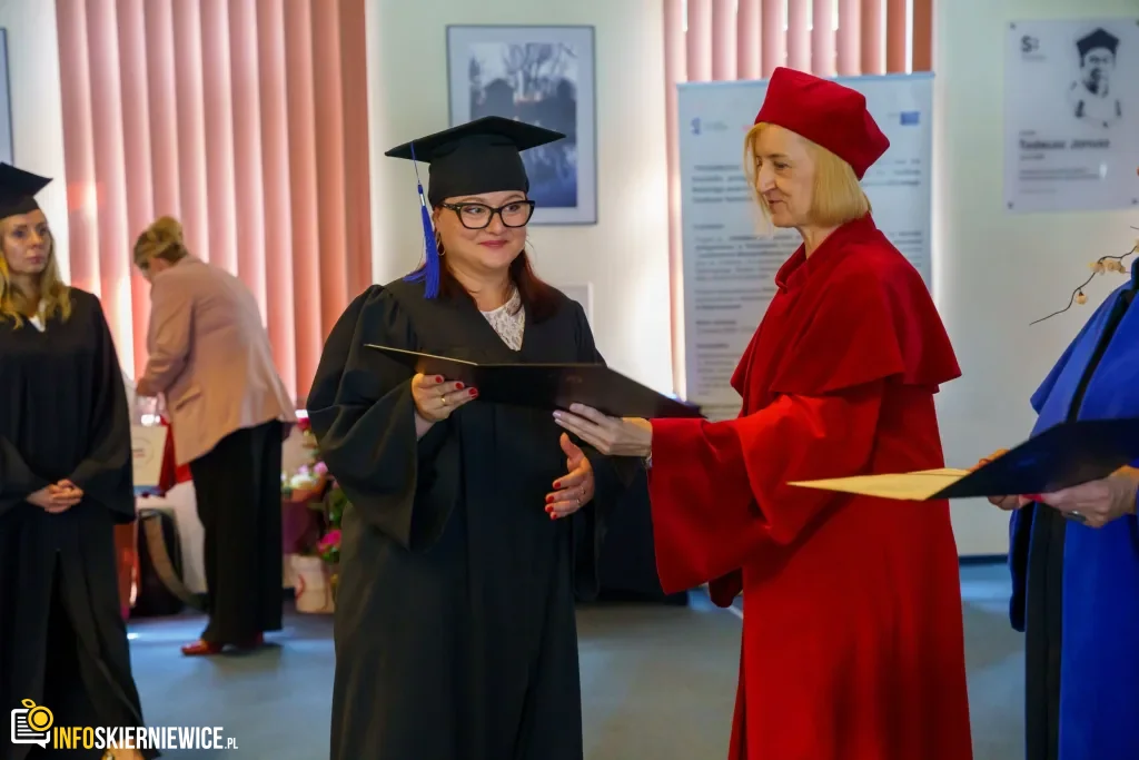Symboliczne Wejście Do Zawodu. Za Studentami Ans W Skierniewicach Uroczyste Czepkowanie 66