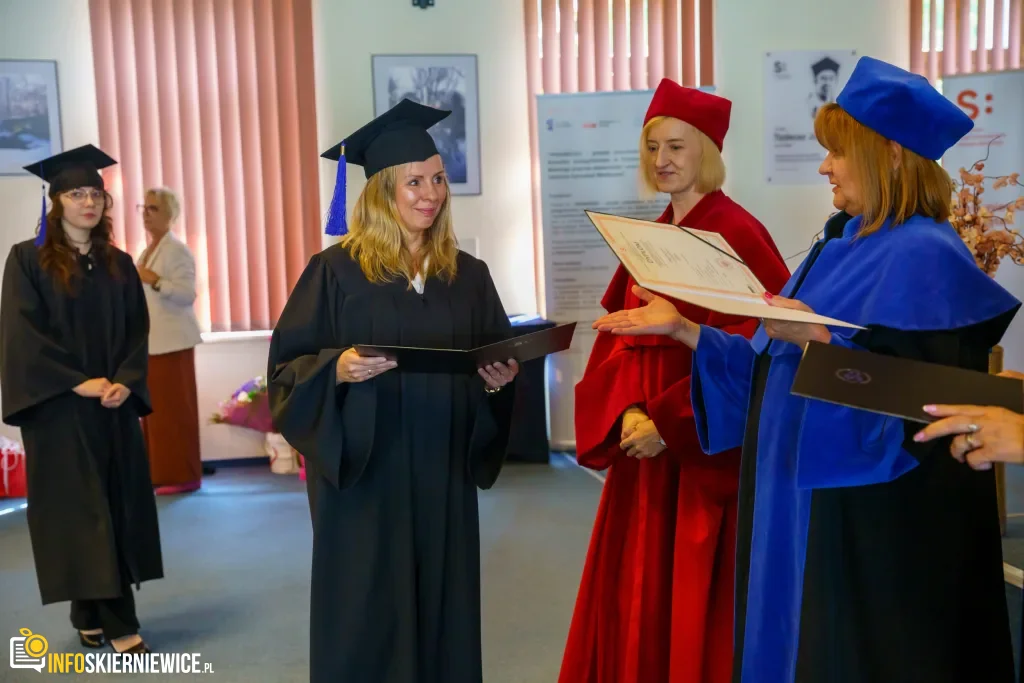 Symboliczne Wejście Do Zawodu. Za Studentami Ans W Skierniewicach Uroczyste Czepkowanie 67