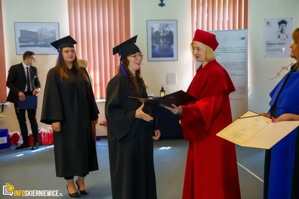 Symboliczne Wejście Do Zawodu. Za Studentami Ans W Skierniewicach Uroczyste Czepkowanie 68