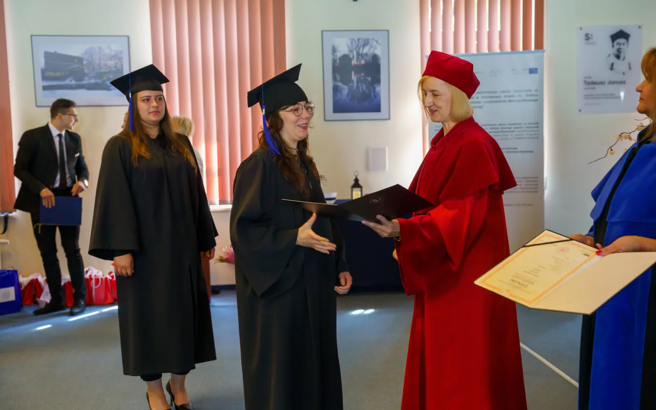 Symboliczne wejście do zawodu. Za studentami ANS w Skierniewicach uroczyste czepkowanie — zdjęcie 68 z 101