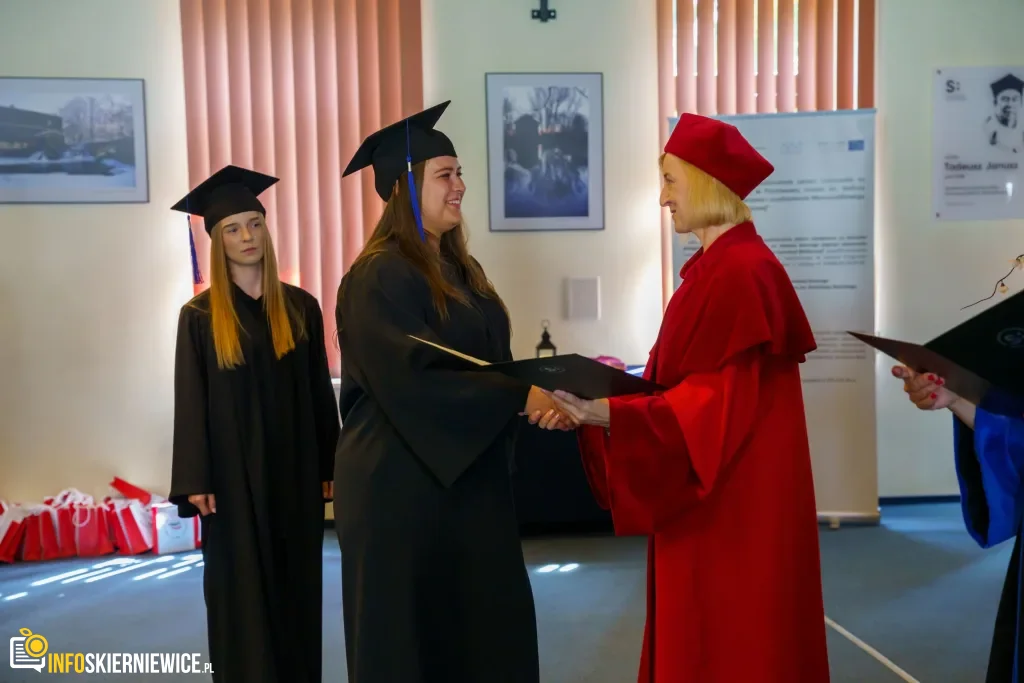 Symboliczne Wejście Do Zawodu. Za Studentami Ans W Skierniewicach Uroczyste Czepkowanie 69