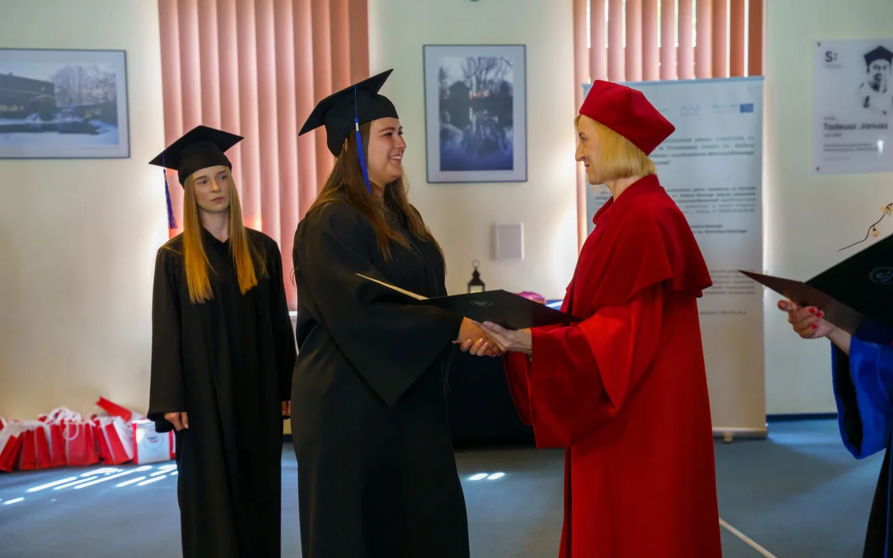 Symboliczne wejście do zawodu. Za studentami ANS w Skierniewicach uroczyste czepkowanie — zdjęcie 69 z 101