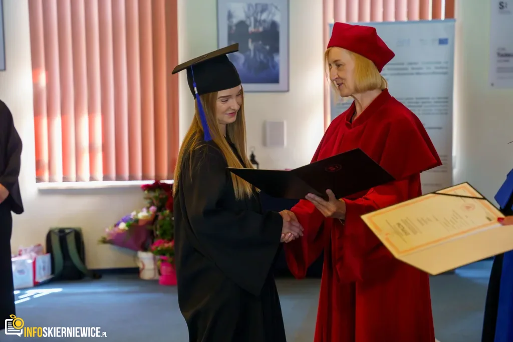 Symboliczne Wejście Do Zawodu. Za Studentami Ans W Skierniewicach Uroczyste Czepkowanie 70