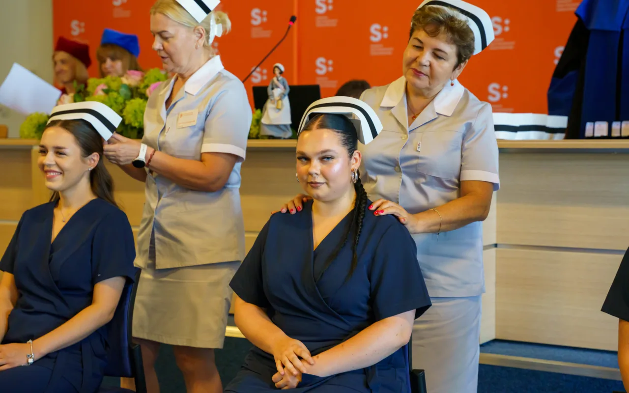 Symboliczne wejście do zawodu. Za studentami ANS w Skierniewicach uroczyste czepkowanie — zdjęcie 76 z 101