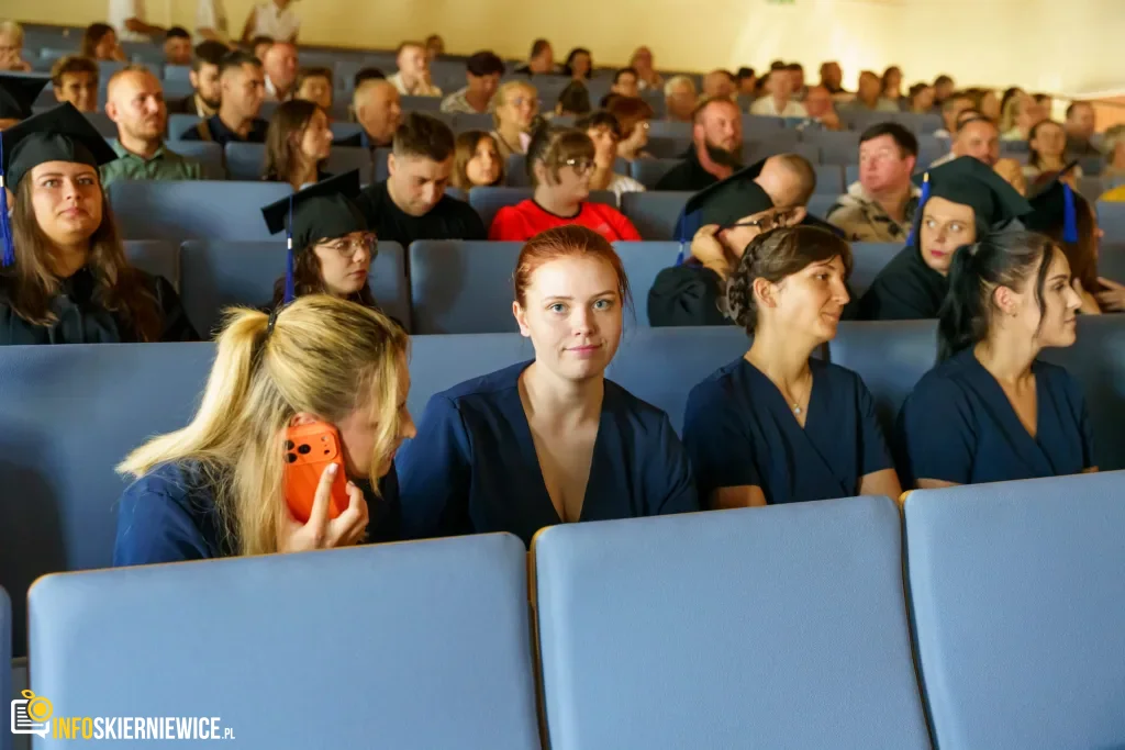 Symboliczne Wejście Do Zawodu. Za Studentami Ans W Skierniewicach Uroczyste Czepkowanie 08