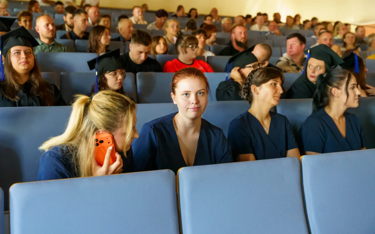 Symboliczne wejście do zawodu. Za studentami ANS w Skierniewicach uroczyste czepkowanie — zdjęcie 8 z 101