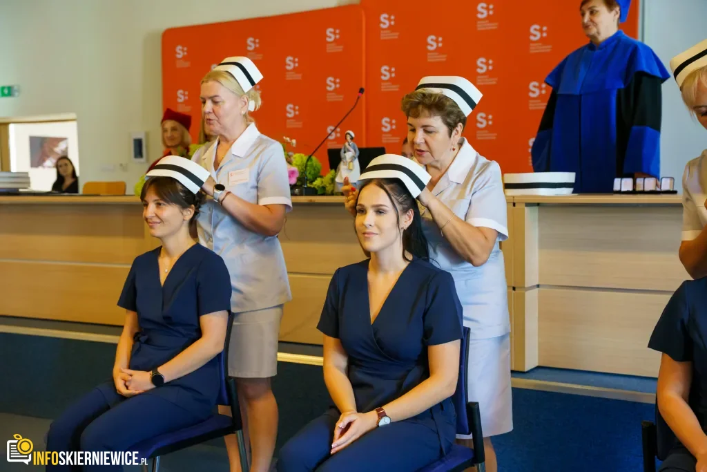 Symboliczne Wejście Do Zawodu. Za Studentami Ans W Skierniewicach Uroczyste Czepkowanie 82