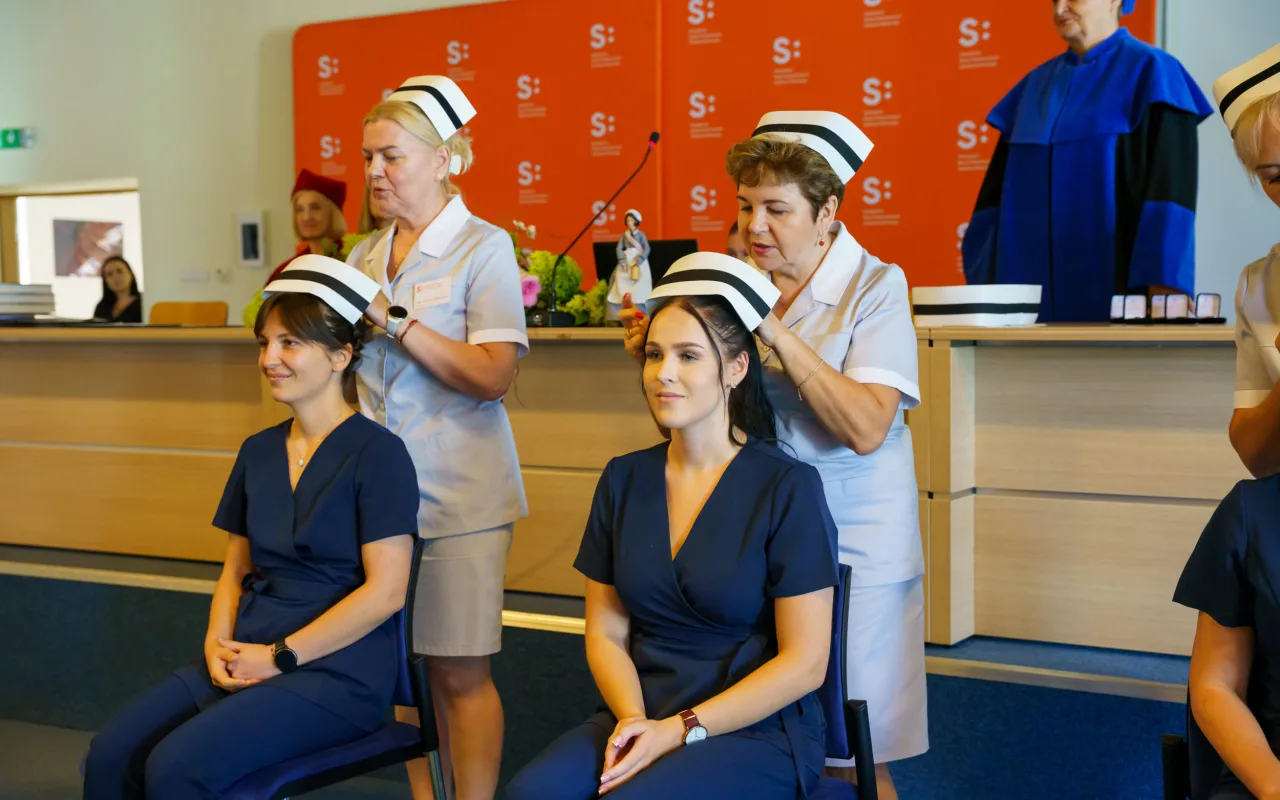 Symboliczne wejście do zawodu. Za studentami ANS w Skierniewicach uroczyste czepkowanie — zdjęcie 82 z 101