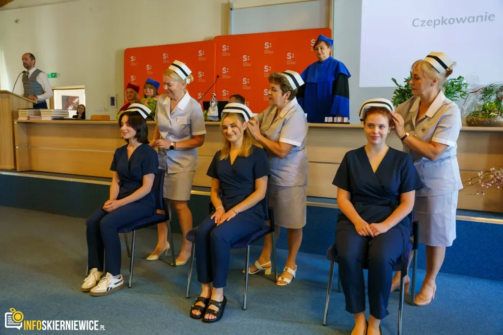 Symboliczne Wejście Do Zawodu. Za Studentami Ans W Skierniewicach Uroczyste Czepkowanie 84