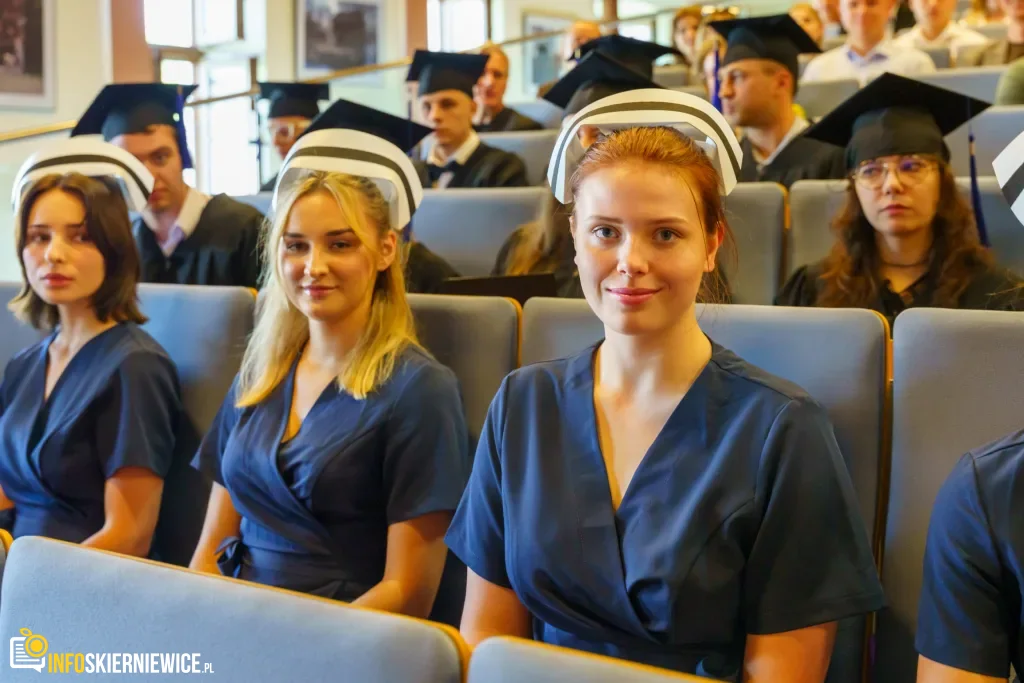 Symboliczne Wejście Do Zawodu. Za Studentami Ans W Skierniewicach Uroczyste Czepkowanie 86