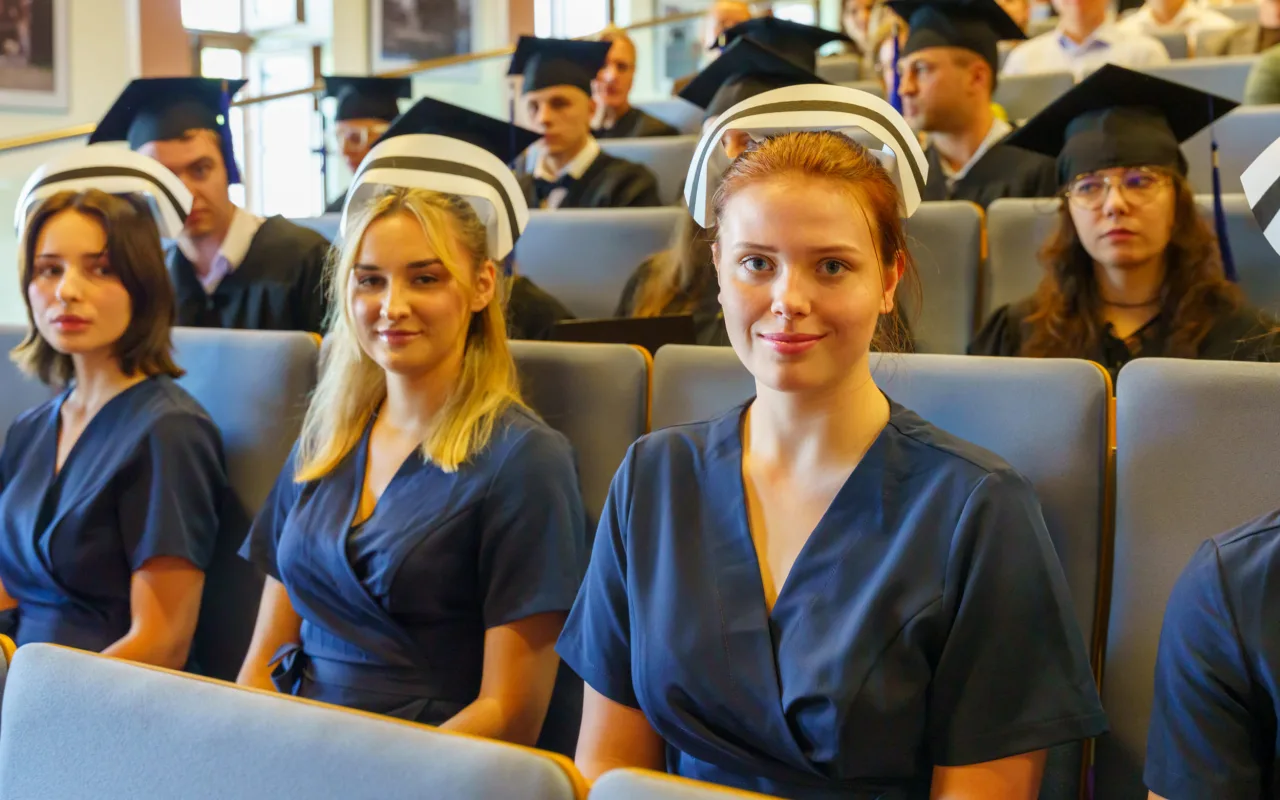 Symboliczne wejście do zawodu. Za studentami ANS w Skierniewicach uroczyste czepkowanie — zdjęcie 86 z 101