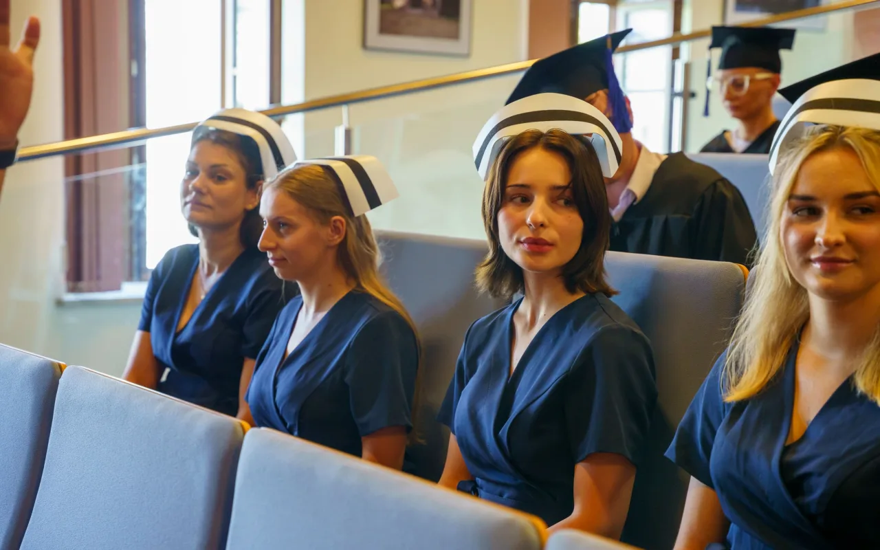 Symboliczne wejście do zawodu. Za studentami ANS w Skierniewicach uroczyste czepkowanie — zdjęcie 87 z 101