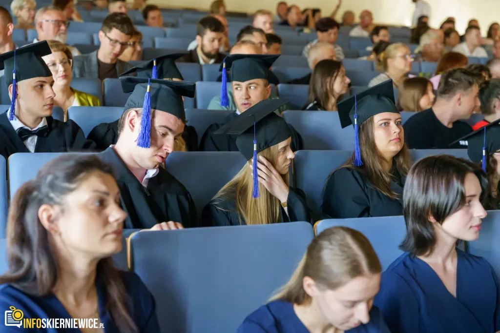 Symboliczne Wejście Do Zawodu. Za Studentami Ans W Skierniewicach Uroczyste Czepkowanie 09