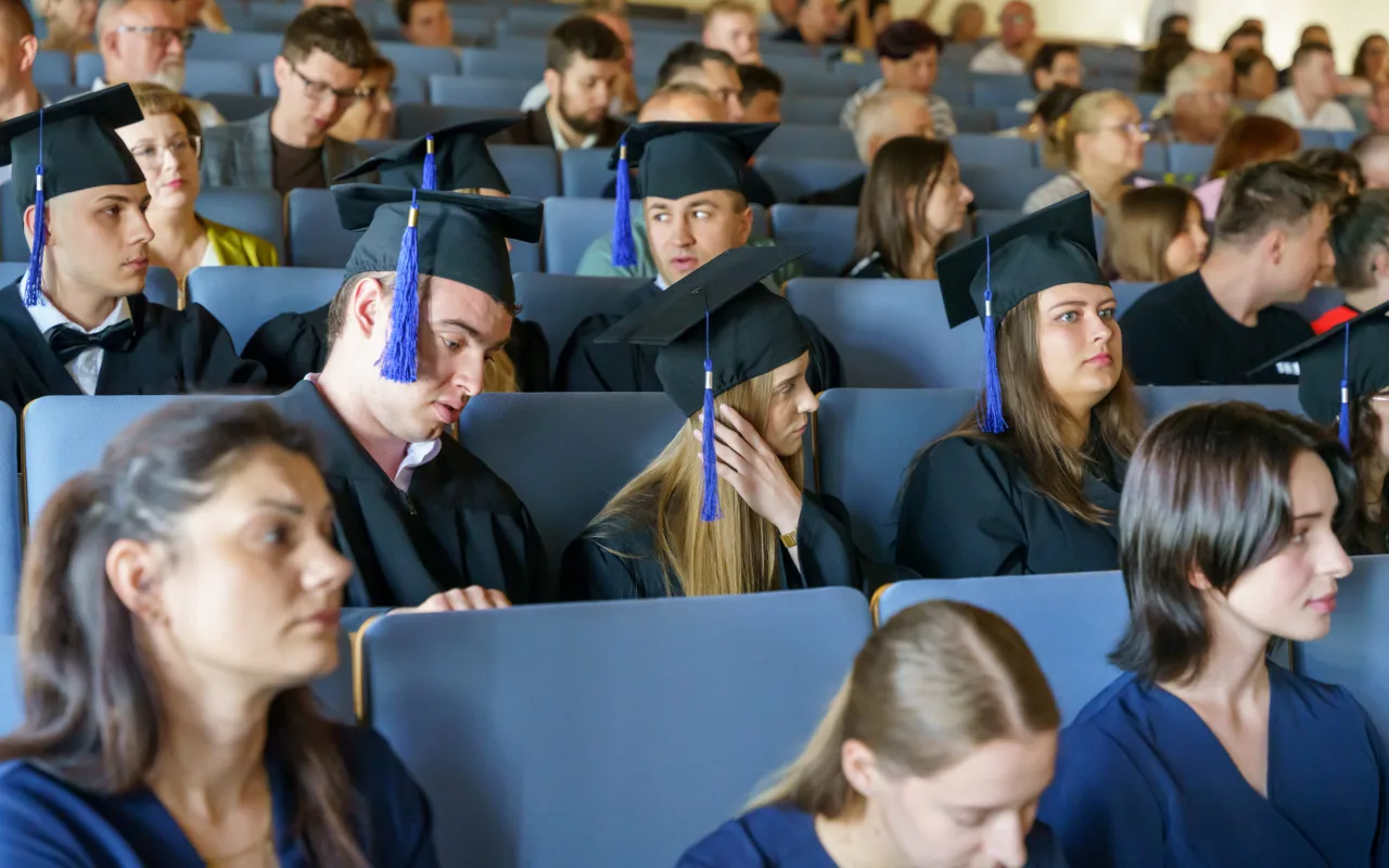 Symboliczne wejście do zawodu. Za studentami ANS w Skierniewicach uroczyste czepkowanie — zdjęcie 9 z 101