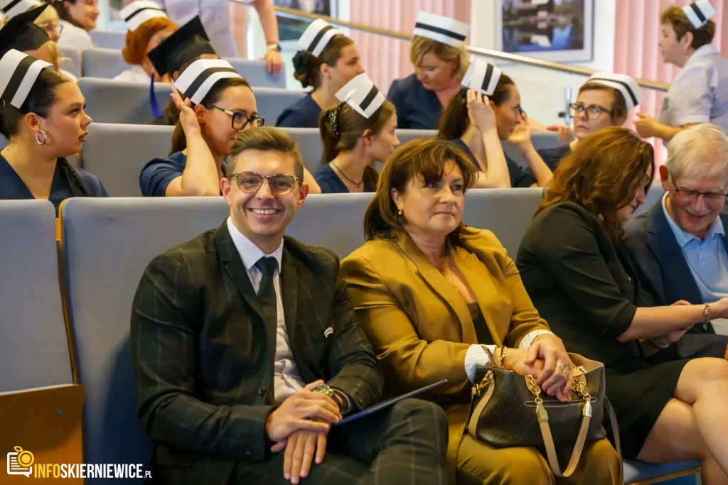 Symboliczne Wejście Do Zawodu. Za Studentami Ans W Skierniewicach Uroczyste Czepkowanie 92
