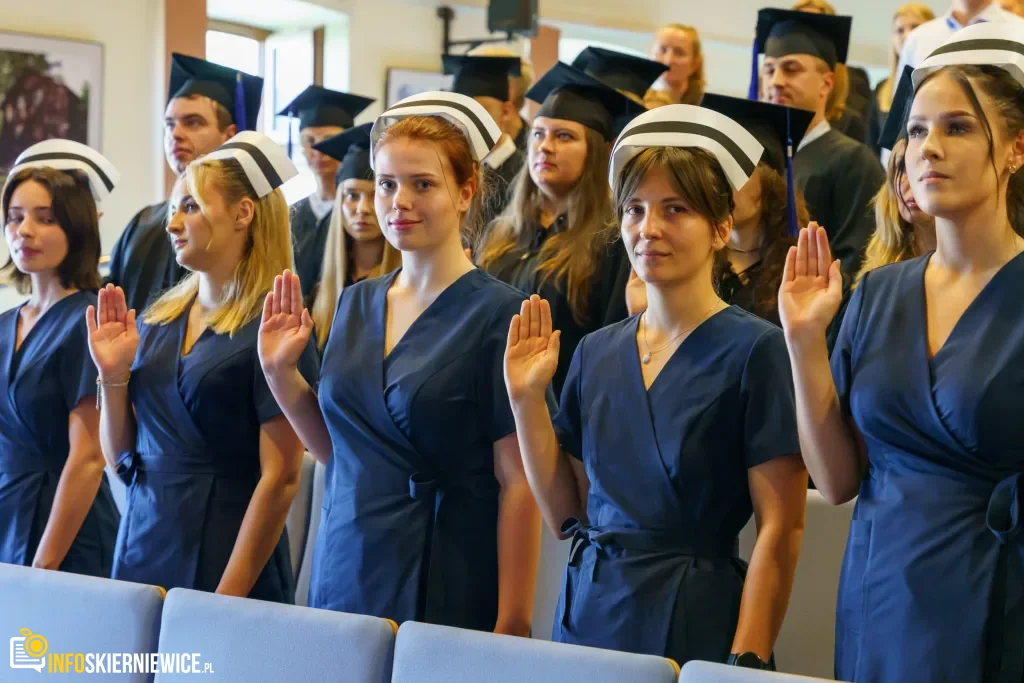 Symboliczne Wejście Do Zawodu. Za Studentami Ans W Skierniewicach Uroczyste Czepkowanie 93