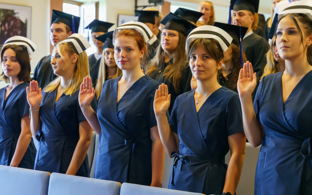 Symboliczne wejście do zawodu. Za studentami ANS w Skierniewicach uroczyste czepkowanie — zdjęcie 93 z 101