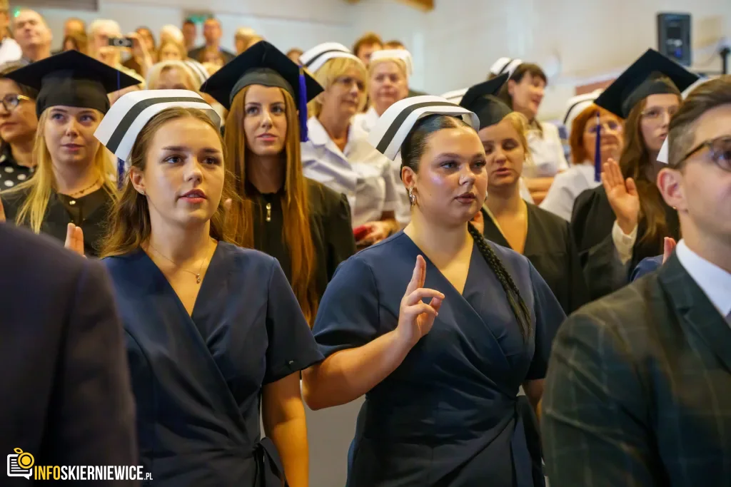 Symboliczne Wejście Do Zawodu. Za Studentami Ans W Skierniewicach Uroczyste Czepkowanie 95