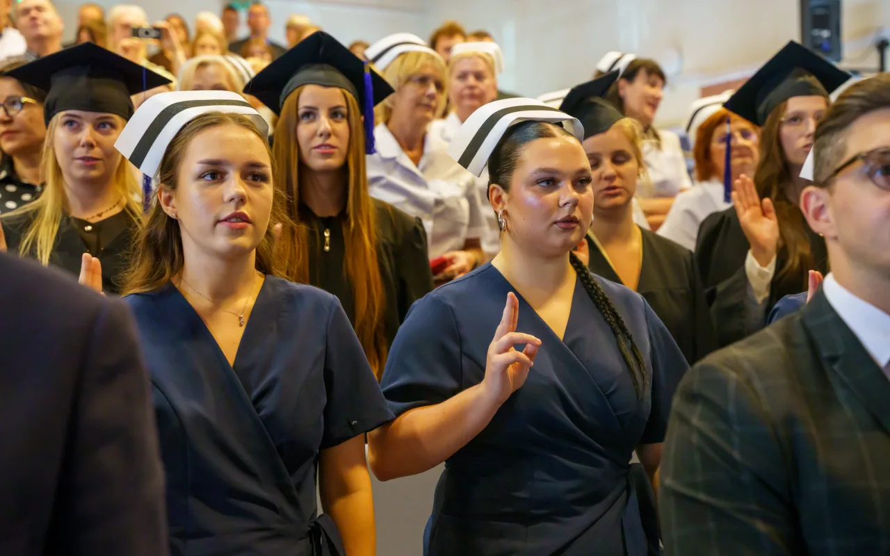 Symboliczne wejście do zawodu. Za studentami ANS w Skierniewicach uroczyste czepkowanie — zdjęcie 95 z 101