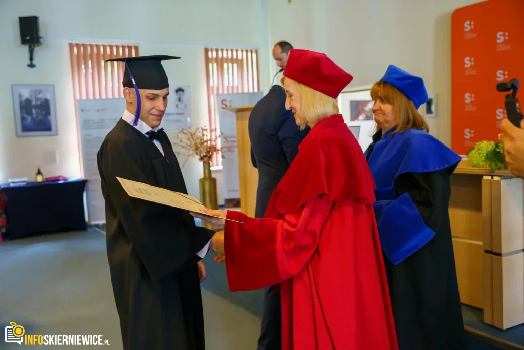 Symboliczne Wejście Do Zawodu. Za Studentami Ans W Skierniewicach Uroczyste Czepkowanie 96